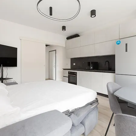 Modern With Shared Pool & Апартаменты *