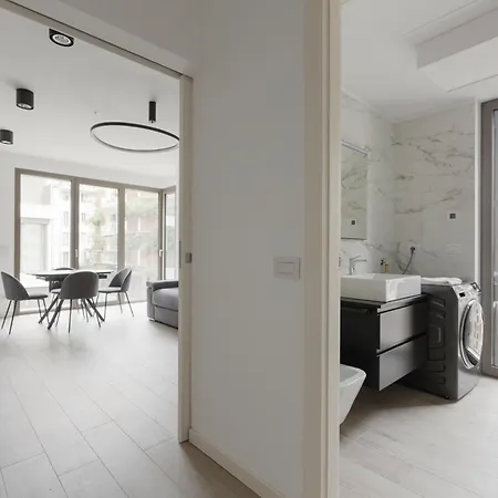 Modern With Shared Pool & Апартаменты Милан