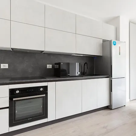Modern With Shared Pool & * Milán