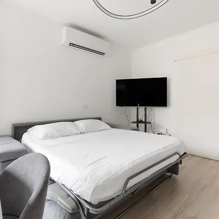 Modern With Shared Pool & Apartmán